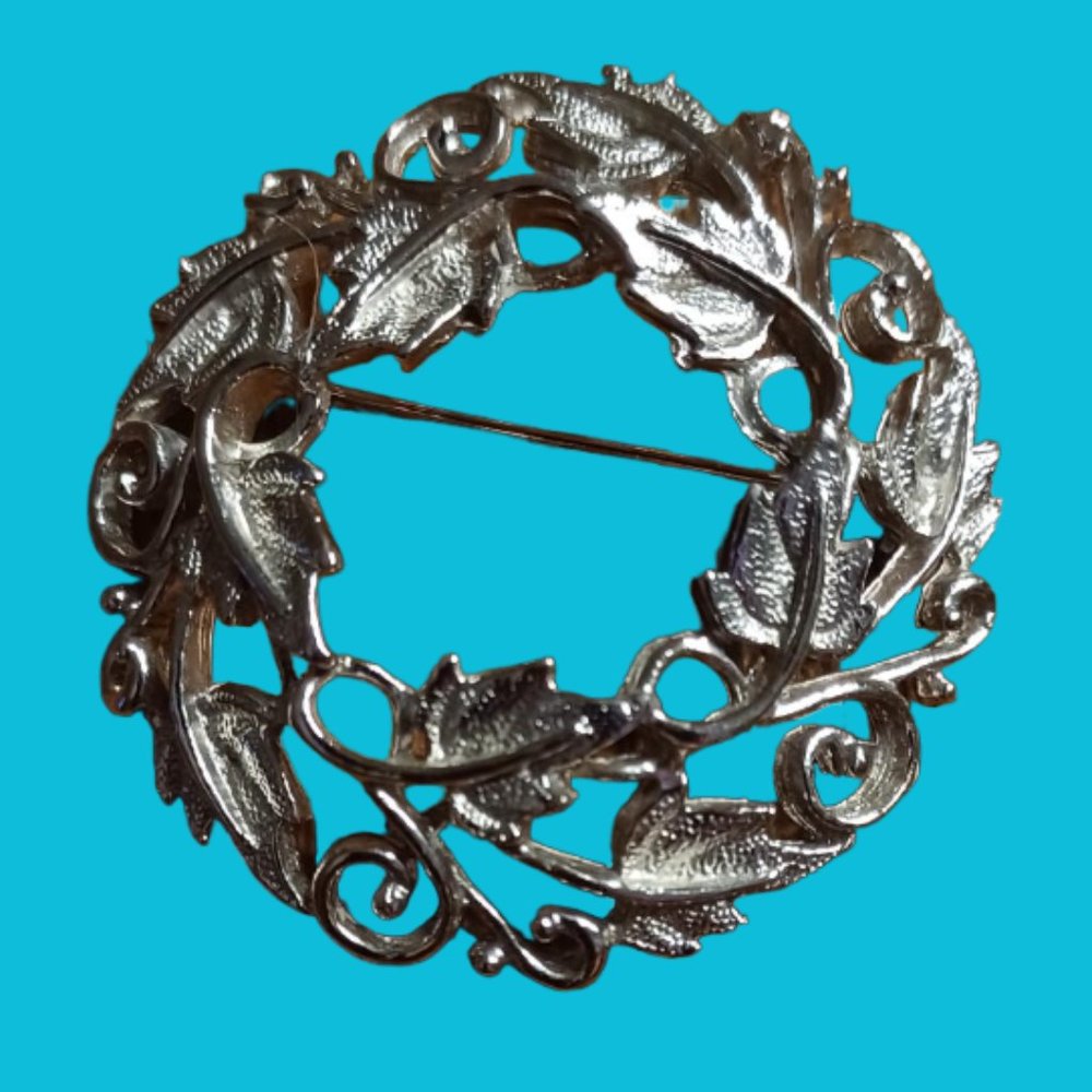 Celebrity NY Vintage Maple Leaf Wreath Silver-Tone Brooch